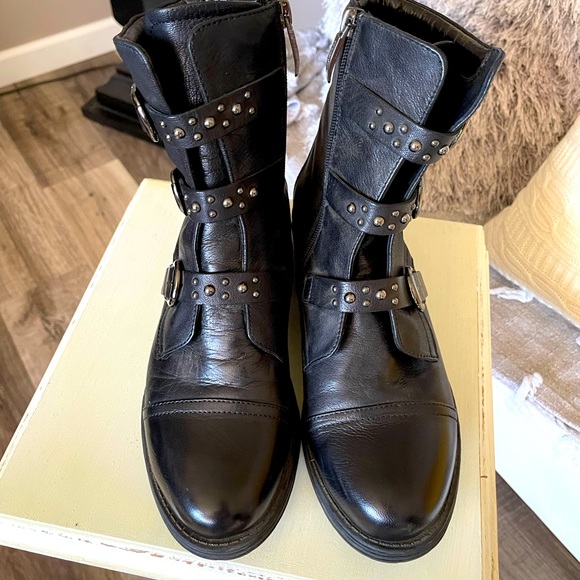 Gorgeous black super soft black leather boots! - Picture 2 of 7